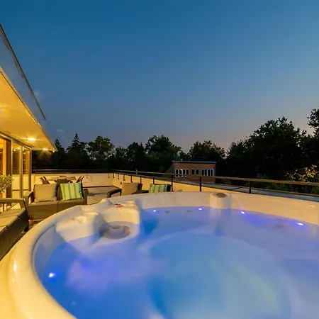 Moments - Emerald Penthouse Lejlighed