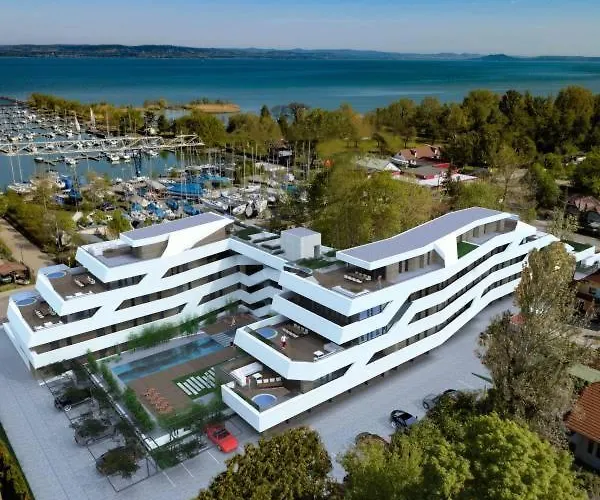 Moments - Emerald Penthouse Apartment *