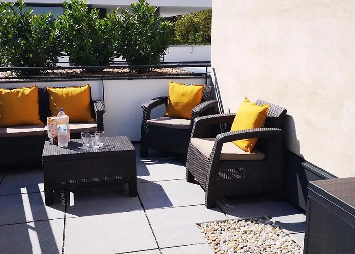 Moments - Emerald Penthouse Apartment *