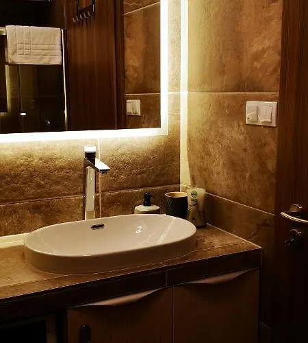 Apartment Moments - Emerald Penthouse *