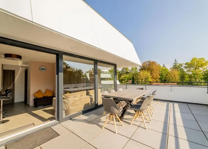 Moments - Emerald Penthouse Apartment *