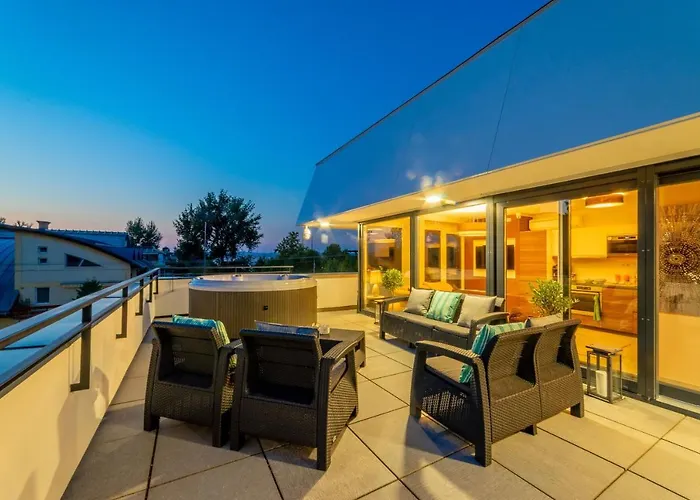 Apartment Moments - Emerald Penthouse *