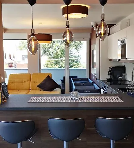 Moments - Emerald Penthouse Apartment *