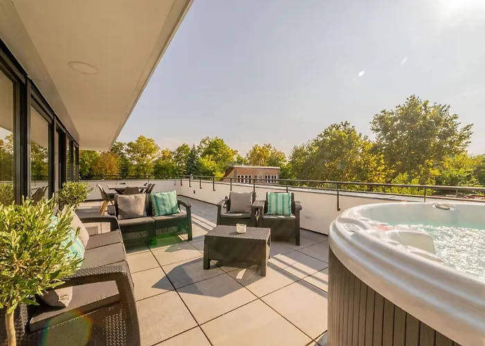 Apartment Moments - Emerald Penthouse