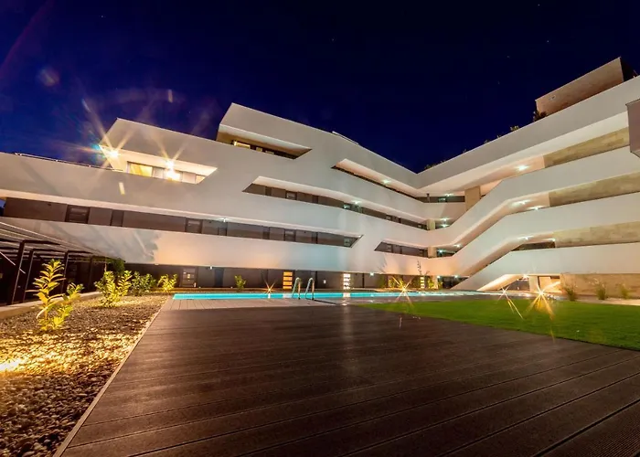 Apartment Moments - Emerald Penthouse