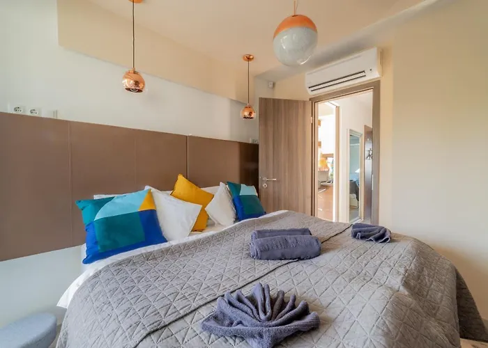 Apartment Moments - Emerald Penthouse