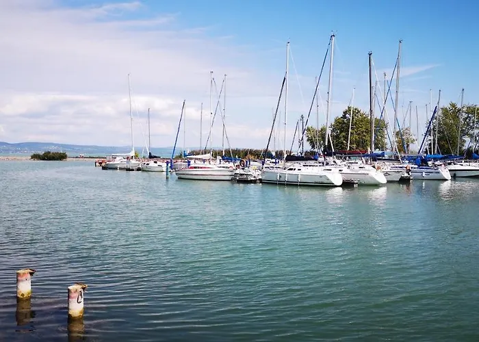 Apartment Moments - Emerald Penthouse